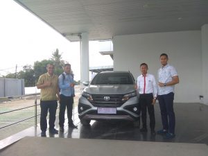Kalla Toyota Kendari Serahkan All New Rush Pertama ke Pelanggannya