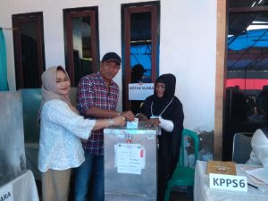 Hujan Tidak Jadi Halangan Bagi Warga Kelurahan Korumba Untuk Menyalurkan Hak Suaranya
