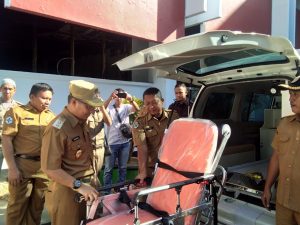 Pemkot Kendari Serahkan 11 Mobil Ambulance ke 11 Puskesmas