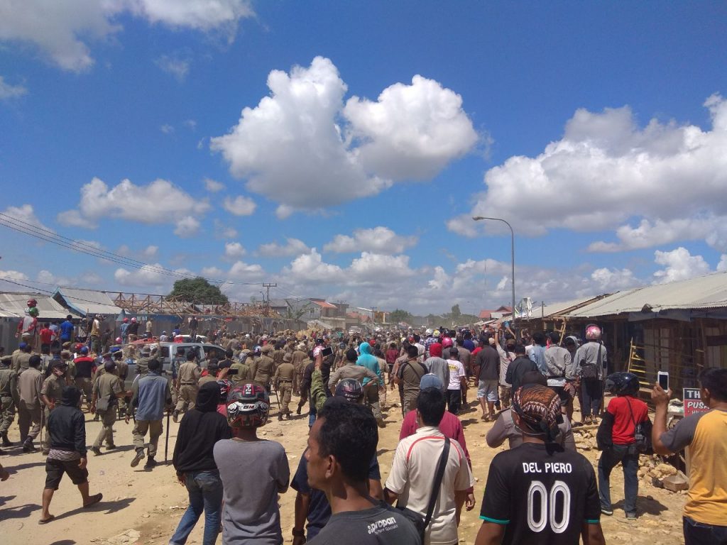 Penertiban Eks. Pasar Panjang Kota Kendari Sempat Ricuh