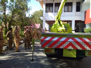 Plt. Wali Kota Kendari Serahkan Bantuan Mobil Derek Untuk Bagian SDA