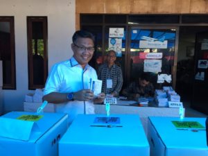 Wali Kota Kendari Gunakan Hak Pilihnya di TPS 04 Kelurahan Korumba