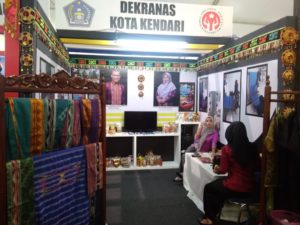 Hallo Sultra, Dekranasda Kendari Promosikan Tenun Khas Kota Kendari