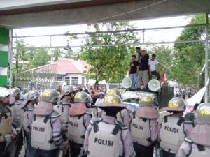 Tamalaki Kepung Kantor Wali Kota Kendari