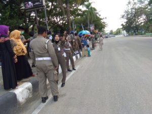 Satpol PP Kota Kendari Berbagi Takjil Dengan Masyarakat