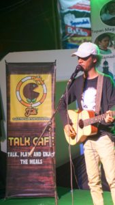 Stand-Up Comedy Raim Laode Sukses Kocok Pengunjung Ramadan Sastra Talk Cafe