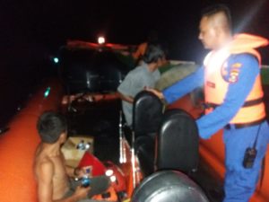 Basarnas Kendari Evakuasi Tiga Nelayan di Perairan Ereke