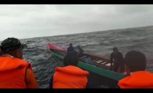 Akibat Cuaca Ekstrim, Kapal Muatan Kayu Tenggelam di Perairan Malaoge Wanci