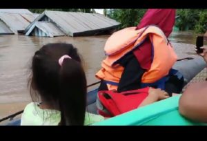 Tiba di Konut, Basarnas Kendari Evakuasi Puluhan Korban Banjir