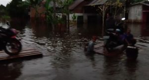 Air Mulai Surut, Beberapa Akses Jalan Kendari-Konawe Masih Terendam Banjir