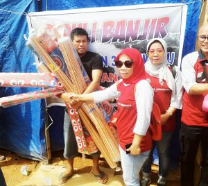 Peduli Banjir, Alumni 89 SMPN 3 Puuwatu Kendari Kirim Bantuan ke Konut