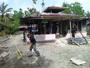 Pengabdian Tanpa Batas, Satgas YONIF 725/WRG Bedah Musholah di Perbatasan