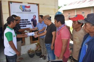 Bersama IKA PIMNAS, LAN RI Kakanwil Kemenkumham Sultra Beri Modal Usaha ke Korban Banjir Kali Wanggu