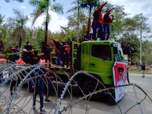 Demo di Kantor Gubernur, Ribuan Masyarakat Ungkap Kejanggalan Kebijakan Ali Mazi