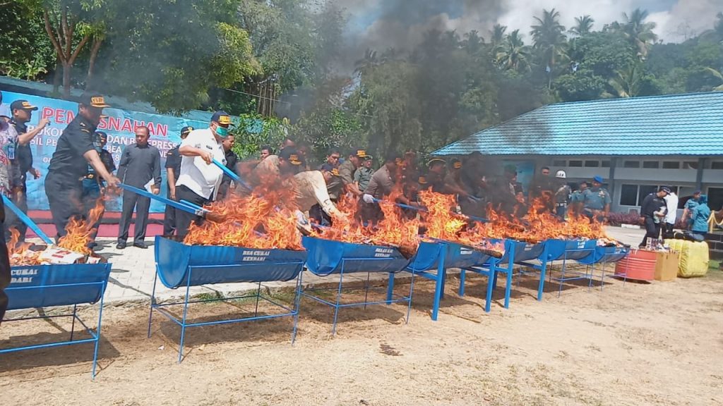 Cegah Peredaran Barang Ilegal, Bea Cukai Musnahkan Jutaan Batang Rokok dan Balepress