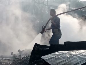 Kebakaran di Jalan Mekar, Enam Bangunan Hangus Terbakar