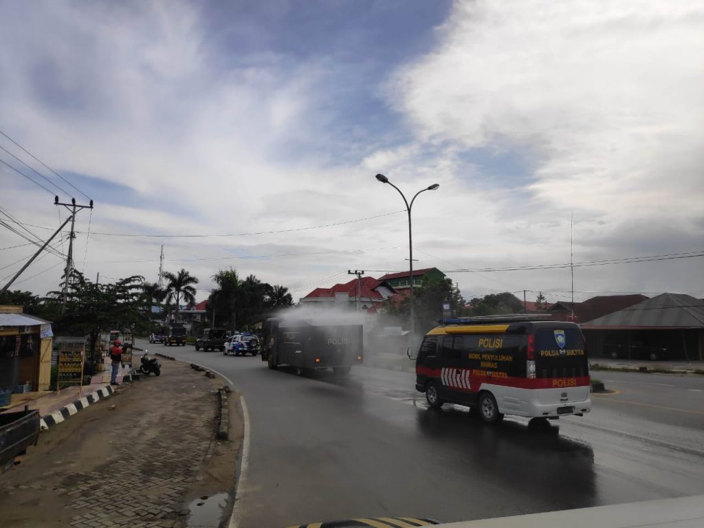 Polda Sultra Lakukan Penyemprotan Disinfektan di Berbagai Lokasi