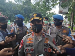 Polda Sultra Bagikan Takjil Kepada Masyarakat Kurang Mampu