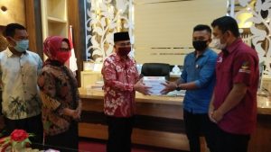 Tingkatkan Kinerja SDM PKH, Bupati Butur Serahkan 17 Unit Tablet