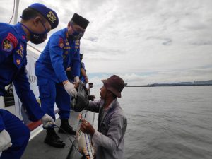 Ditpolairud Polda Sultra Berikan Ratusan Paket Sembako Kepada Nelayan dan Warga Pesisir