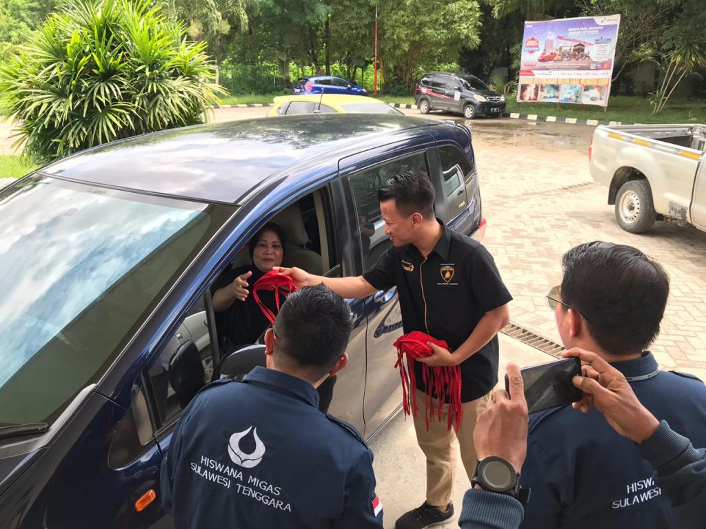 Lindungi Garda Terdepan Pelayanan, Pertamina dan Hiswana Migas Sultra Bagikan APD Gratis