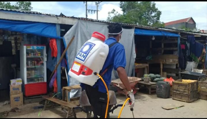 Cegah Penyebaran Covid-19, Kader PAN Lakukan Penyemprotan Disinfektan di Pasar Baruga
