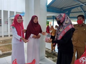 Bantu Pemerintah Cegah Covid-19, KPU Butur Berbagi Masker dan Bubur Sehat