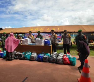 Digelar Serentak, Polda Sultra Bagikan Sembako Kepada Masyarakat Melalui Baksos Peduli Covid-19