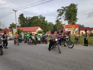 Berbagi Takjil Untuk Masyarakat, Brimob Polda Sultra Gunakan Jasa Ojol