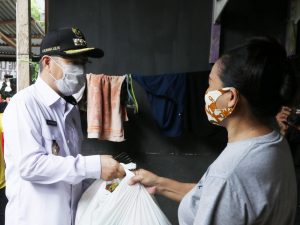 HUT ke 189, Pemkot Kendari Bagi-bagi Paket Sembako