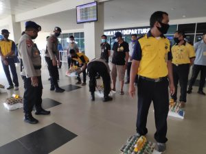 Satbrimob Polda Sultra Berbagi Sembako Kepada Porter Bandara