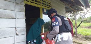 Sat Brimob Polda Sultra Bagikan Bantuan Sembako Hingga ke Daerah Pedalaman