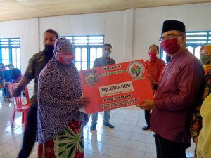 Bupati Buton Utara Serahkan BLT-DD ke Warga Desa Eerinere
