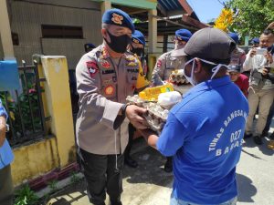 Sat Brimob Polda Sultra Berikan Bantuan Sembako ke Buruh Pelabuhan