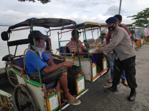 Ratusan Tukang Becak di Kendari Dapatkan Bantuan Sembako