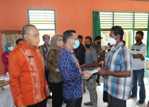 Wali Kota Resmi Serahkan Bantuan kepada Nelayan Terdampak Covid-19