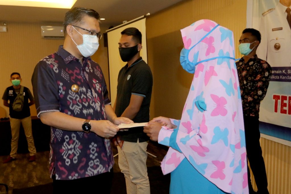 Lagi, Wali Kota Kendari Serahkan BLT kepada Karyawan yang Terdampak Covid-19