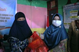 TP-PKK Kota Kendari Bersama LKS Graha Asri Salurkan Bantuan Covid-19