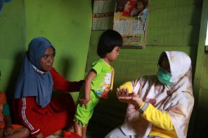 Ketua TP-PKK Kota Kendari Kunjungi Balita Penderita Hidrosefalus