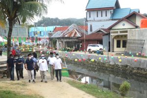 Wali Kota Kendari Berikan Apresiasi Kepada Warga Kelurahan Lahundape