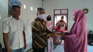 Abu Hasan Serahkan Bantuan Al-Qur’an di Bone Gunu