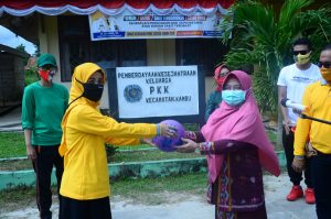 Hj. Sri Lestari Sulkarnain Apresiasi Kegiatan Lomba HUT RI Ke 75 yang di Laksanakan TP PKK Kelurahan Kambu