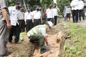 Wali Kota Kendari Letakkan Batu Pertama Pembangunan Talud di Purirano