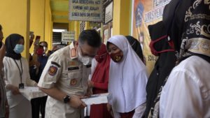 Wali Kota Kendari Serahkan Bantuan Fasilitas Pembelajaran