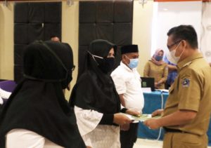 Wali Kota Kendari Kukuhkan Ketua RT dan Ketua RW se Kelurahan Punggolaka