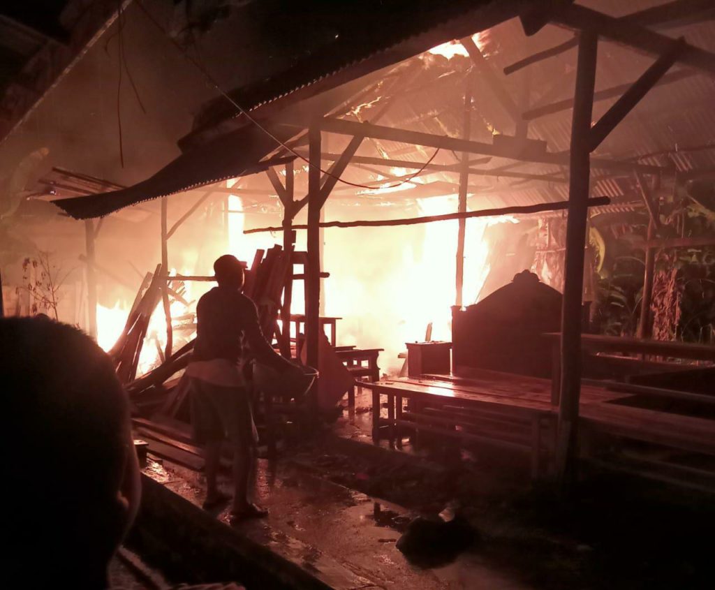 Damkar Kendari Tangani Kebakaran Meubeler di Labibia