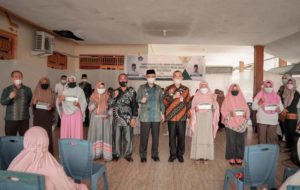 Wali Kota Kendari Salurkan Bantuan ZIS Di Kelurahan Nambo