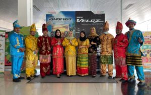 Peringati HUT Sultra Ke 57, Karyawan Kalla Toyota Kendari Kenakan Pakaian Adat