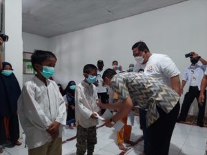 Ketum Kadin Sultra Dampingi Arsjad Rasjid Salurkan Bantuan ke Anak Yatim