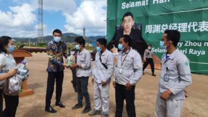 Sambut Idul Fitri 1442 H, VDNI Dan OSS Bangikan Bingkisan Lebaran Untuk Karyawan Dan Masyarakat